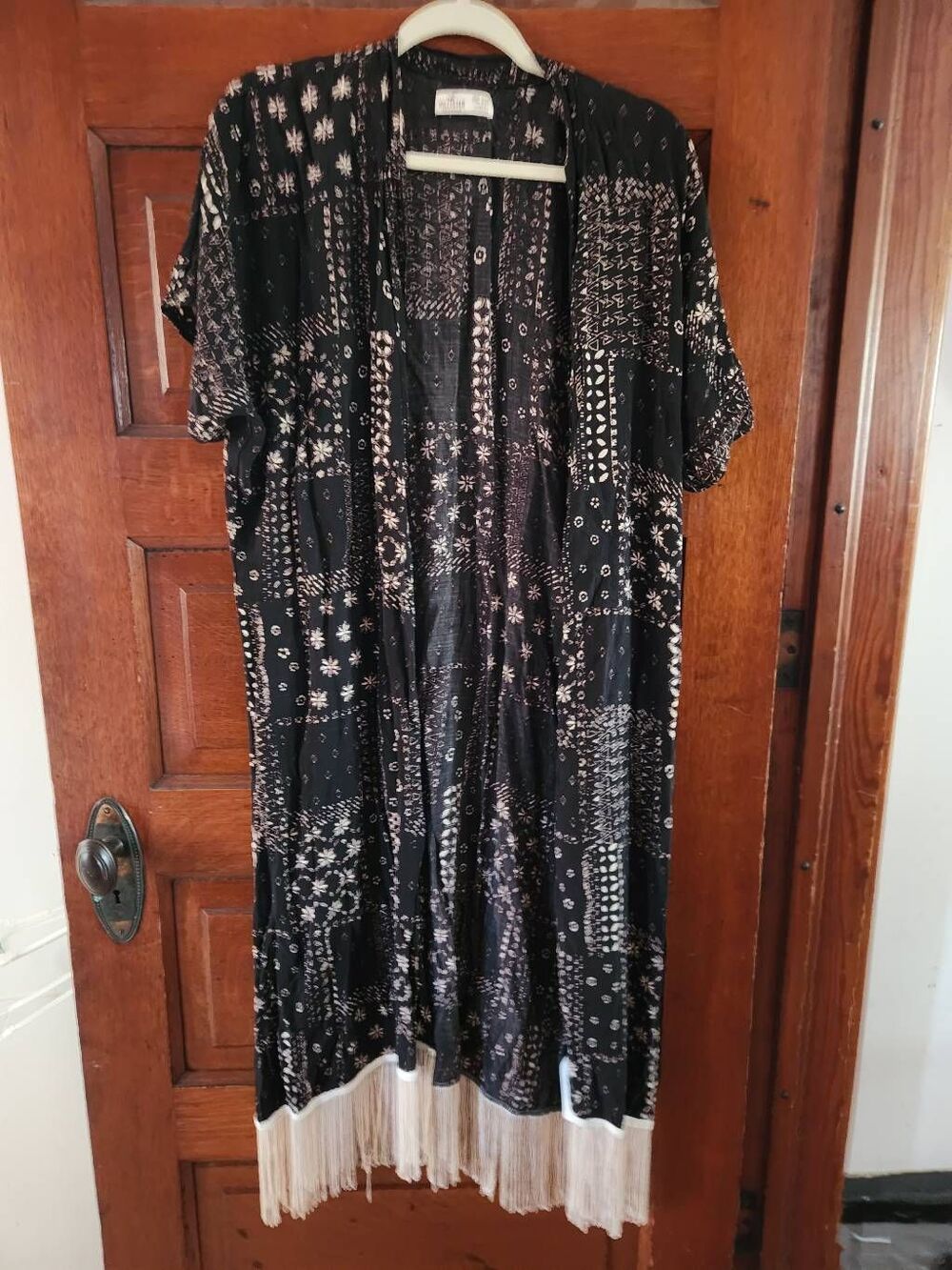 Hollister Co. women's black and white floral fringe kimono One Size (R)